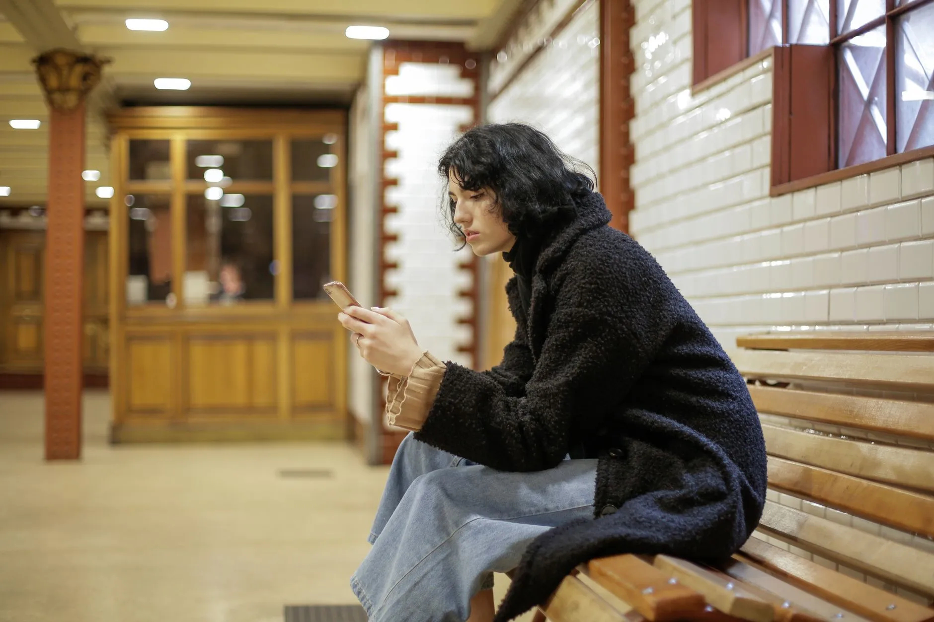 Three minutes of waiting: when customers close the chat